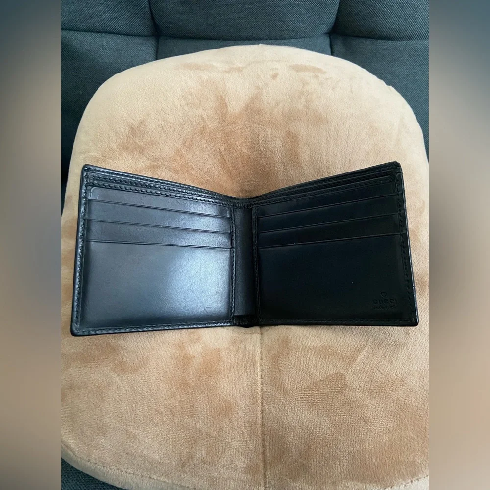AUTHENTIC GUCCI LEATHER WALLET